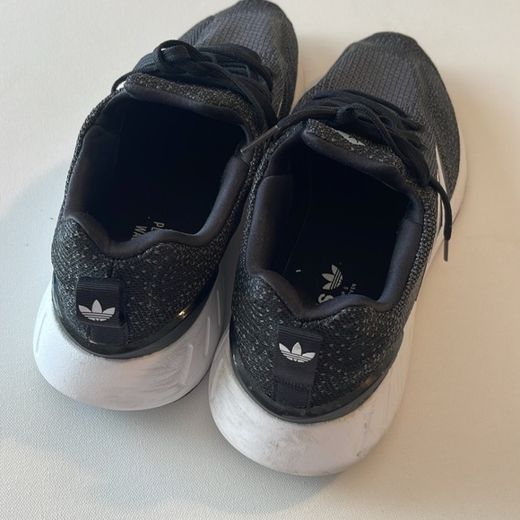 Adidas running shoe.Men Size 10 - Picture 4 of 4